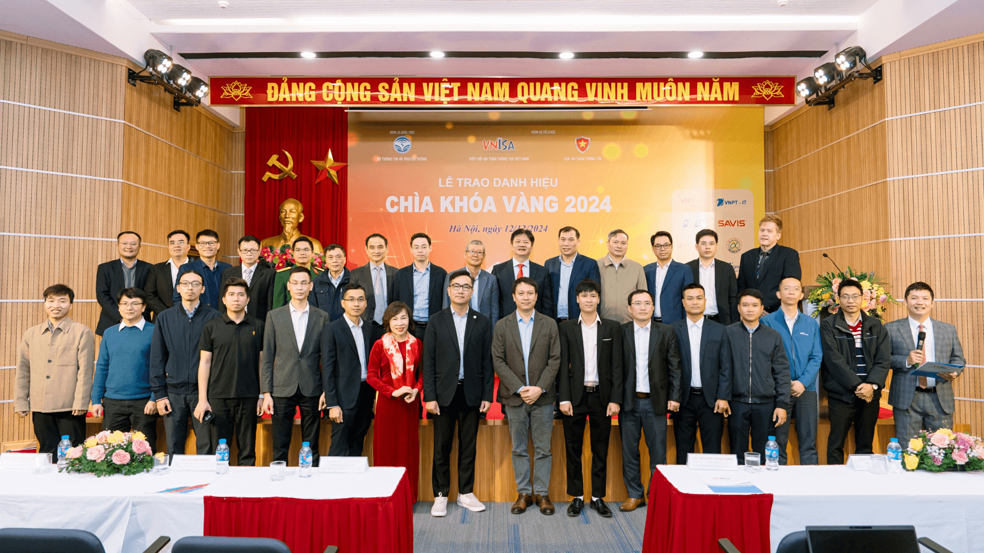 VNETWORK receives the "Chia khoa vang" 2024 award from the Authority of Information Security